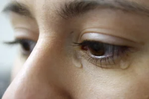 До чого чухається ліве око: сльози, зустріч чи сигнал тіла